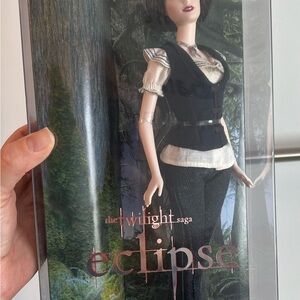 Barbie Collector Twilight Saga Eclipse Alice Cullen Doll – Pink Label NRFB